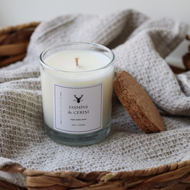 Aromātiska sojas vaska svece Jasmīns un ceriņi